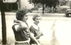 Leoneand Evvie_1937.jpg (29760 bytes)