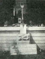 Shovel.jpg (64444 bytes)