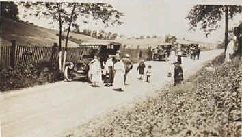 part1_peopleonstreet.jpg (75208 bytes)