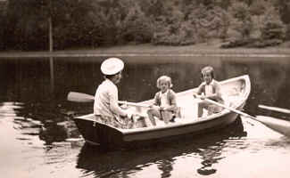 part7_katharine_tod_boat_girls.jpg (43435 bytes)
